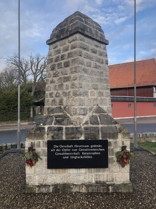 Rückseite des Kriegerdenkmals Rückseite des Kriegerdenkmals