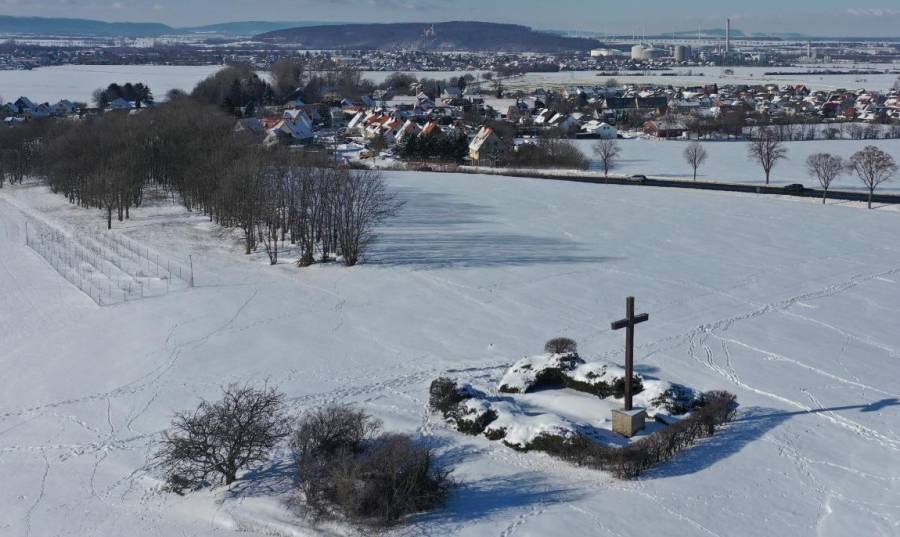 Kreuz des Ostens und Blick auf Heyersum Kreuz des Ostens und Blick auf Heyersum